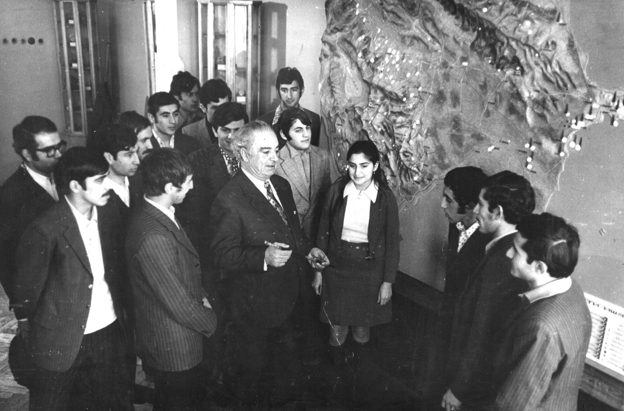 Prof. S.M.Süleymanov tələbələrini Azərbaycanın faydalı qazıntı yataqları ilə tanış edir (1976)